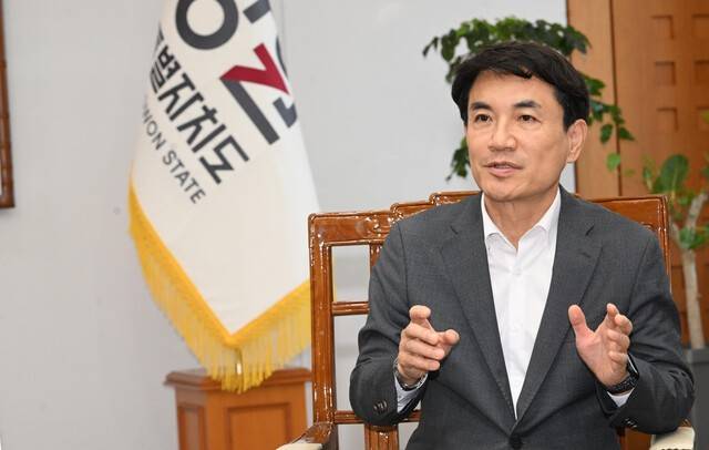 ▲ 김진태 도지사가 본지와의 인터뷰에서 ‘강원권 K-반도체 클러스터’ 완성이 강원특별자치도 반도체 산업의 목표라고 밝히고 있다.  김정호 기자