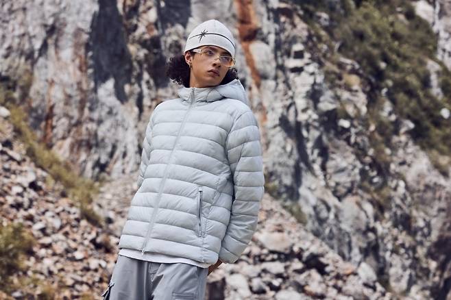 스파오 경량 패딩 '씬라이트 후드재킷'.  /사진=이랜드월드 제공