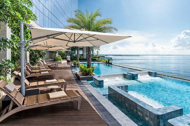 필리 호텔 4층에 위치하는 투숙객 전용 수영장