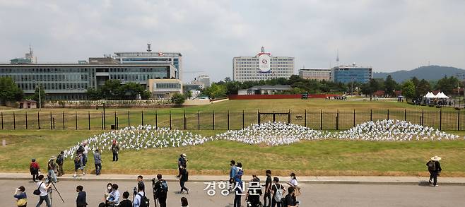 대통령 집무실 인근의 용산공원 시범 개방됐던 2022년 6월 10일 시민들이 관람하는 모습. 한수빈 기자