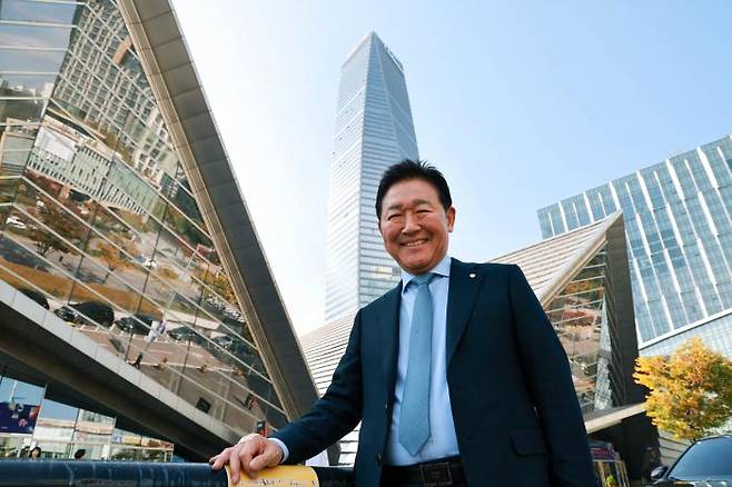 박종범 회장은 첫 직장인 대성그룹 재직 때부터 영업 분야에서 발군의 실력을 드러냈다. 이후 기아자동차 상사부문으로 이직해 초고속 승진을 거듭한 그는 오스트리아 법인장으로 근무하던 1998년 IMF 외환위기 여파로 실직되자 오스트리아에 남아  작은 무역회사를 차렸다. 한국산 사탕포장지로 시작해 자동차 부문까지 품목을 늘리며 사업체를 일궜다. 2025.10.28. 정지윤 선임기자