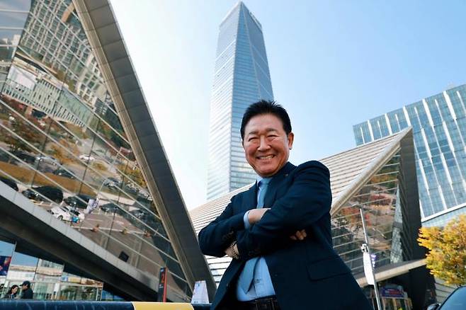 지난달 29일 치러진 선거에서 최대 규모 재외동포 경제단체인 세계한인경제무역협회(월드옥타) 제23대 회장으로 선출된 박종범 영산그룹 회장이 전날인 28일 ‘2025 코리아비즈니스엑스포’가 열린 인천 송도 컨벤시아 앞에서 포즈를 취하고 있다. 협회 44년 역사상 처음으로 연임에 성공한 그는 “향후 2년은 월드옥타의 기반을 더 확실히 다져 100년을 준비하는 조직으로 만들겠다”고 포부를 밝혔다. 정지윤 선임기자