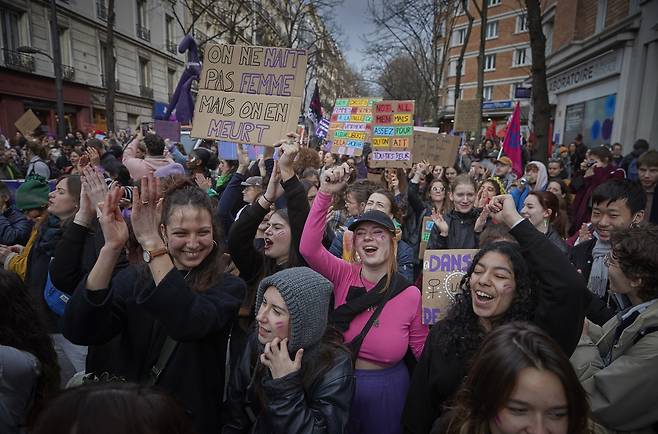 2024년 3월 8일(현지시간) 프랑스 파리에서 여성의 날 행진을 하는 시민들이 구호를 외치고 있다. 게티이미지