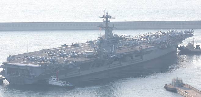 ‘떠다니는 군사기지’ 미 항모 부산 입항 미국 해군 7함대 소속 핵추진 항공모함 ‘조지워싱턴함’(10만t급)이 5일 오전 군수 적재 및 승조원 휴식 등을 위해 부산 남구 해군작전사령부 부산기지에 입항하고 있다. 조지워싱턴함은 최신예 스텔스 전투기 F-35C와 슈퍼호넷 전투기(F/A-18), 호크아이 조기경보기(E-2C), 해상작전헬기 등 항공기 80여대를 탑재하고 있어 ‘떠다니는 군사기지’로 불린다. 연합뉴스