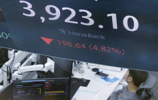 A screen in Hana Bank's trading room in central Seoul shows the Kospi opening on Nov. 5. [NEWS1]