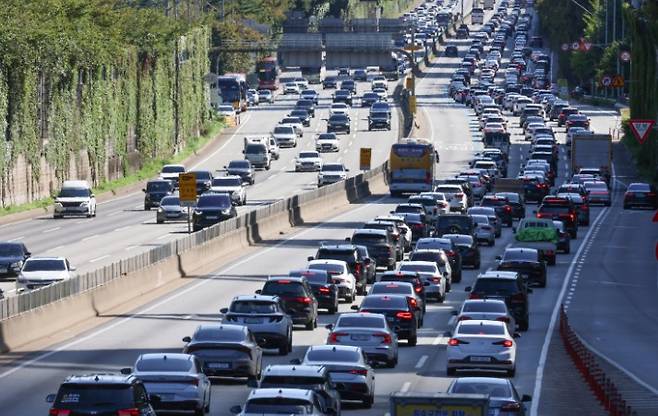 서울 서초구 잠원나들목 인근 경부고속도로 하행선이 차량들로 붐비고 있다. 연합뉴스&nbsp;
