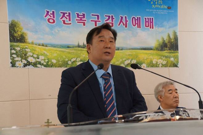 고경진 예장합동 남부산남노회장이 지난 4일 부산 신성교회에서 열린 성전복구감사예배에서 ‘불 가운데도 새 일을 행하시는 하나님’이라는 제목으로 설교하고 있다.