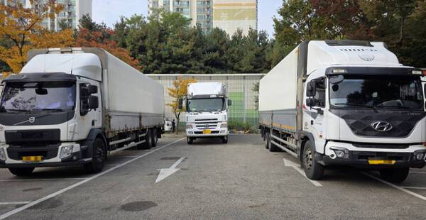 4일 오전 10시께 인천 부평구 삼산농산물도매시장 공영주차장에는 대형 화물차 3대가 일반주차구역 20면을 차지하고 있다. 장민재기자