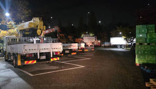 4일 새벽 3시30분께 인천 부평구 삼산농산물도매시장 공영주차장에 마련한 화물차 전용 주차장에는 도매시장과 관련 없는 이삿짐 사다리차가 주차해놓고 있다. 장민재기자