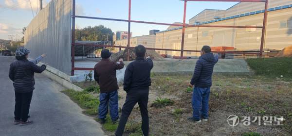 고잔리 주민들이 새로 들어오는 폐기물 처리업체를 가리키고 있다. 윤동현기자