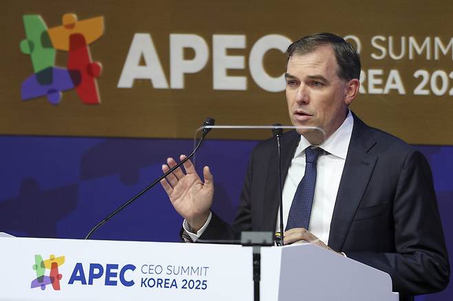 맷 가먼 AWS CEO가 지난달 29일 경북 경주 예술의전당에서 열린 ‘2025 아시아태평양경제협력체 최고경영자 서밋(APEC CEO SUMMIT)’에서 주제발표를 하고 있는 모습. [경주 = 한주형 기자]