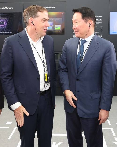 최태원 대한상의 회장과 맷 가먼 아마존웹서비스(AWS) CEO가 아시아태평양경제협력체(APEC) 정상회의 최고경영자(CEO) 서밋(Summit)이 개막한 지난달 28일 경북 경주엑스포대공원에 마련된 K-Tech 쇼케이스‘ 에어돔에서 SK그룹 부스를 둘러보던 중 대화를 나누고 있다. [경주 = 한주형 기자]