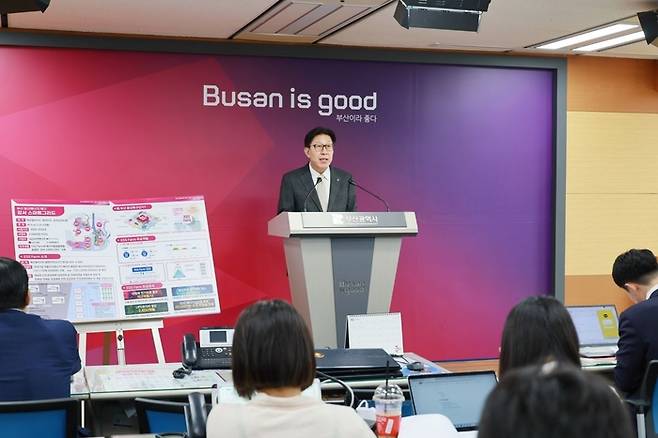 박형준 부산시장이 5일 시청 브리핑룸에서 정부의 ‘분산에너지특구 1호’ 지정 소식을 발표하며 향후 추진 계획을 설명하고 있다./부산시/
