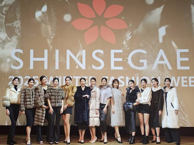 신세계백화점은 11월 9일까지 최상급 모피 소재인 세이블을 메인으로 하는 '세이블&밍크 퍼 컬렉션 위크'를 개최한다.