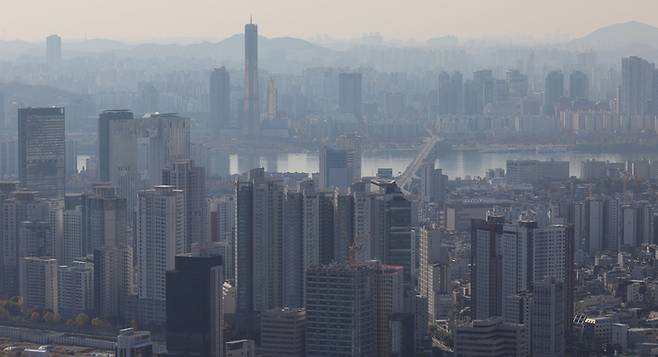 남산에서 바라본 서울에 아파트가 즐비하다. [이승환 기자]