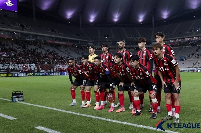 FC 서울 선수들이 청두 룽청과의 경기 시작 전 기념 촬영에 임하고 있다. 사진=한국프로축구연맹