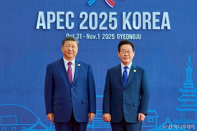 [경주=뉴시스] 최동준 기자 = 이재명 대통령과 시진핑 중국 국가주석이 31일 경북 경주화백컨벤션센터에서 열린 2025 아시아태평양경제협력체(APEC) 정상회의에서 기념촬영을 하고 있다. (사진=대통령실 제공)