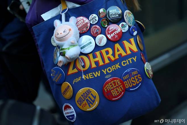 (뉴욕 로이터=뉴스1) 윤다정 기자 = 10월 27일(현지시간) 뉴욕 맨해튼 어퍼 이스트 사이드에서 조란 맘다니 민주당 뉴욕시장 후보가 사전투표 기간 중 선거 유세를 하는 가운데, 한 지지자가 맘다니를 지지하는 내용의 문구가 적힌 가방을 메고 이동하고 있다. 2025.10.27. ⓒ 로이터=뉴스1 Copyright (C) 뉴스1. All rights reserved. 무단 전재 및 재배포, AI학습 이용 금지. /사진=(뉴욕 로이터=뉴스1) 윤다정 기자