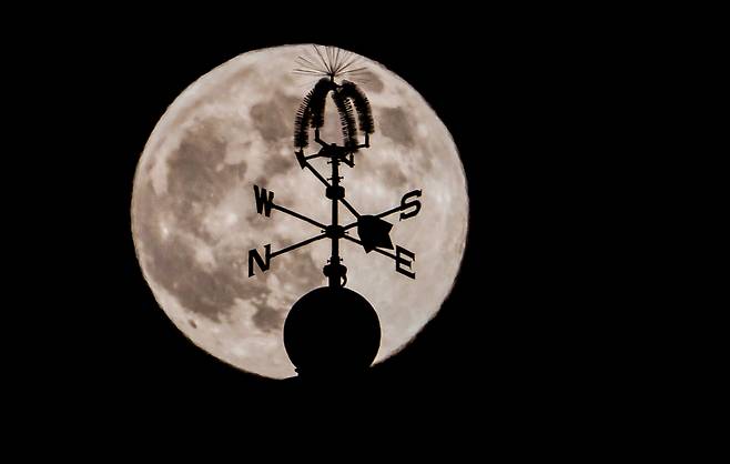 5일 밤 제주 건입동 산지등대 뒤로 '슈퍼문'이 뜬 모습. /사진=뉴시스