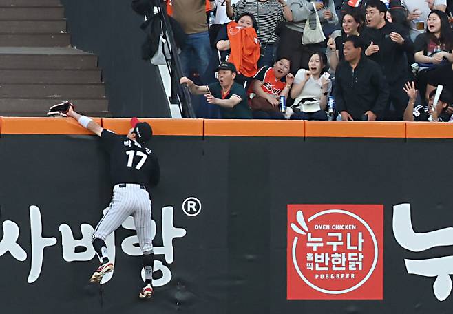 B등급 박해민과 김현수 등 선수들이 FA 알짜 매물이란 평가를 받았다. 사진은 장타를 지우는 멋진 수비를 펼친 LG트윈스 박해민. /사진=뉴스1