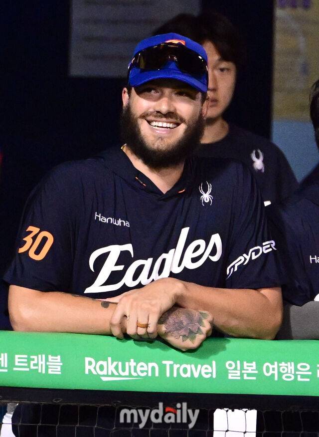 2025년 8월 8일 오후 서울 잠실구장에서 열린 '2025 신한 SOL뱅크 KBO 리그' 한화 이글스와 LG 트윈스의 경기한화 폰세가 6이닝 무실점 투구를 한 류현진을 보며 미소짓고 있다./마이데일리