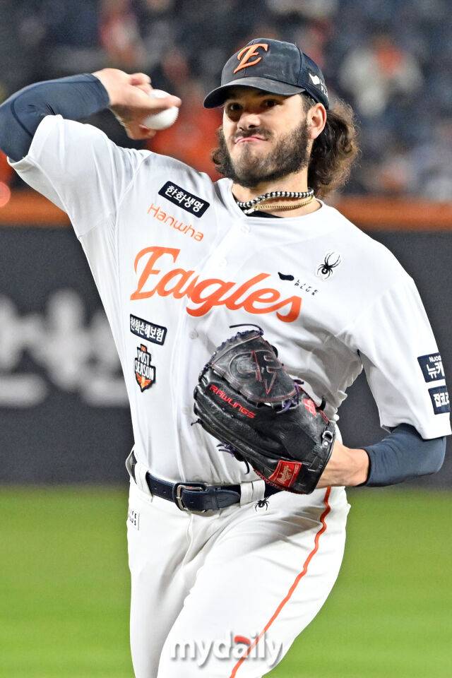 29일 대전 한화생명 볼파크 야구장에서 열린 '2025 신한 SOL 뱅크 KBO 한국시리즈 3차전' LG 트윈스와 한화 이글스 경기. 한화 선발 폰세가 힘차게 투구하고 있다./대전=한혁승 기자 hanfoto@mydaily.co.kr