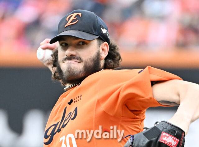 18일 오후 대전광역시 중구 대전 한화생명볼파크에서 진행된 '2025 프로야구 KBO리그 포스트시즌' 플레이오프(PO) 1차전 한화이글스와 삼성라이온즈의 경기. 한화 선발투수 폰세가 역투하고 있다./마이데일리