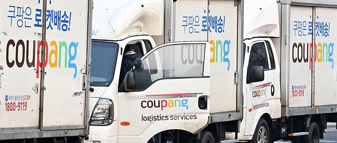 서울 시내 쿠팡 물류센터에서 직원이 배송을 준비하고 있다. 임세준 기자