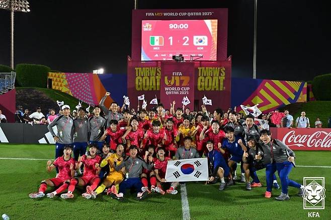 [서울=뉴시스] 한국 17세 이하(U-17) 남자 축구대표팀, 멕시코와의 2025 국제축구연맹(FIFA) U-17 월드컵 조별리그 F조 1차전서 2-1 승리. (사진=대한축구협회 제공) *재판매 및 DB 금지