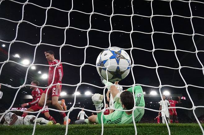 [런던=AP/뉴시스] 리버풀(영국)의 알렉시스 맥알리스터(왼쪽)가 4일(현지 시간) 영국 리버풀의 안필드에서 열린 2025-26 유럽축구연맹(UEFA) 챔피언스리그(UCL) 리그 페이즈 4차전 레알 마드리드(스페인)와 경기 후반 16분 선제 결승 골을 넣고 있다. 리버풀이 1-0으로 승리하고 6위로 도약했다. 2025.11.05.