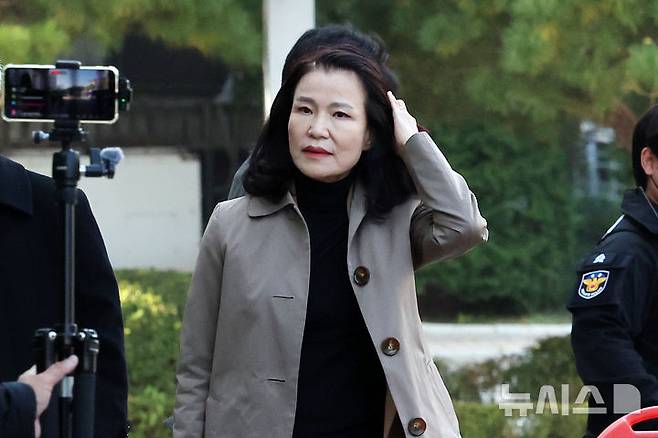 [서울=뉴시스] 조성우 기자 = 공직선거법, 국가공무원법 위반 혐의로 경찰에 체포됐다가 석방된 이진숙 전 방송통신위원장이 5일 오후 서울 양천구 서울남부지방검찰청에 영등포경찰서장 등에 대한 고발장을 제출하기 위해 들어서고 있다. 2025.11.05. xconfind@newsis.com