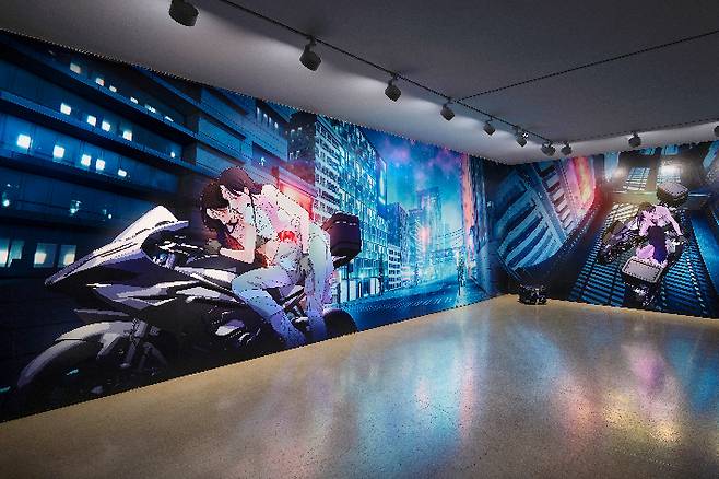 김아영, '다시 돌아온 저녁 피크 타임', 월페이퍼 시트지 설치, 2055 x 289cm (가변크기)(2022). 《문법과 마법》 전시 전경 이미지, 갤러리현대, 서울(2022). 갤러리현대 제공