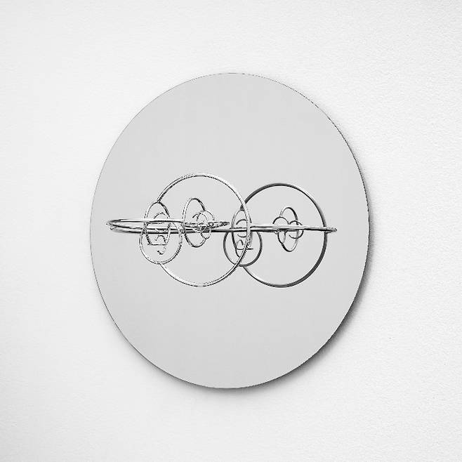 김아영, '궤도 댄스 3시', 황동, 니켈, 슈퍼미러, 35 x 35 x 16.6 cm(2022). 갤러리현대 제공