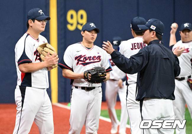 [OSEN=고척, 조은정 기자]류지현 감독이 이끄는 야구 대표팀이 4일 고척스카이돔에서 훈련을 진행했다.대표팀은 오는&nbsp;8일과 9일&nbsp;고척스카이돔에서 열리는 2025 K-베이스볼 시리즈 체코 대표팀과의 2경기를 시작으로&nbsp;15일과 16일 양일에 걸쳐 도쿄돔에서 일본 대표팀과 2경기를 치른다.&nbsp;야구 대표팀 김서현이 류지현 감독과 대화를 나누고 있다.  2025.11.04 /cej@osen.co.kr