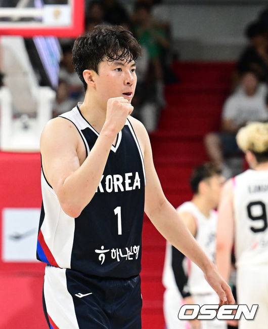 [OSEN=안양, 김성락 기자] 13일 오후 안양 정관장아레나에서 ‘하나은행 2025 남자농구 국가대표 평가전’ 대한민국과 일본의 두 번째 평가전이 열렸다. 대한민국은 지난 11일 열린 일본과의 첫 번째 평가전에서 91-77로 승리를 거뒀다. 1쿼터 작전타임 대한민국 이현중이 기뻐하고 있다. 2025.07.13 / ksl0919@osen.co.kr
