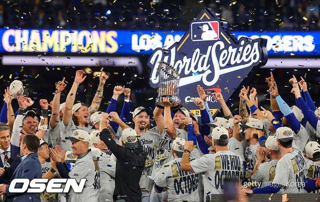 [사진] LA 다저스 클레이튼 커쇼가 월드시리즈 우승 트로피를 들고 기뻐하고 있다. ⓒGettyimages(무단전재 및 재배포 금지)