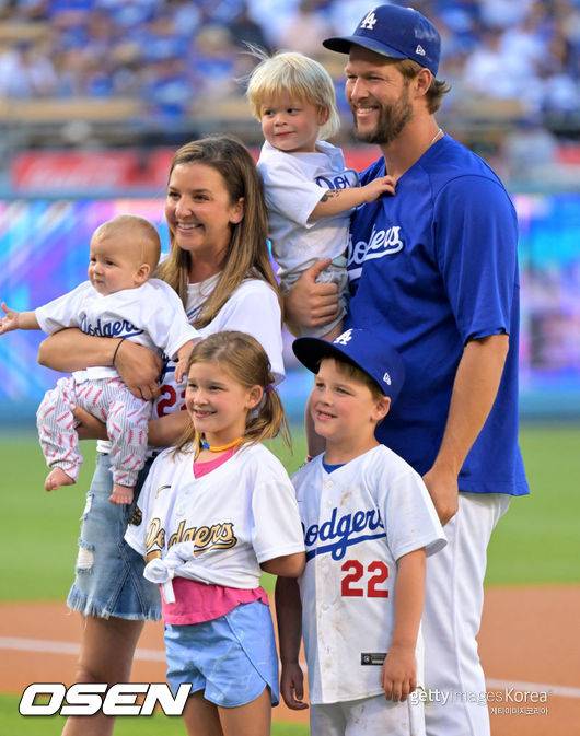 [사진] 클레이튼 커쇼 부부와 네 자녀들. ⓒGettyimages(무단전재 및 재배포 금지)