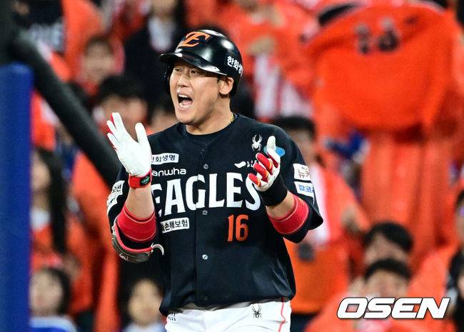[OSEN=대구, 조은정 기자] 8회초 1사 1루에서 한화 하주석이 안타를 날린 뒤 기뻐하고 있다. 2025.10.21 /cej@osen.co.kr