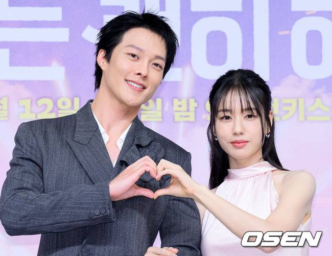 [OSEN=이대선 기자] 5일 오후 서울 목동 SBS에서 SBS 새 수목드라마 ‘키스는 괜히 해서!’(극본 하윤아, 태경민, 연출 김재현, 김현우) 제작발표회가 열렸다.‘키스는 괜히 해서!’는 생계를 위해 애엄마로 위장취업한 싱글녀와 그녀를 사랑하게 된 팀장님의 쌍방 속앓이 로맨스로 오는 12일 오후 9시 첫 방송된다.배우 장기용과 안은진이 포토타임을 가지고 있다. 2025.11.05 /sunday@osen.co.kr