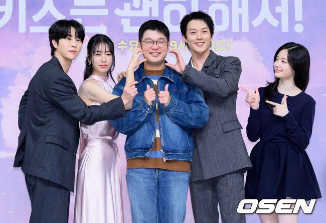 [OSEN=이대선 기자] 5일 오후 서울 목동 SBS에서 SBS 새 수목드라마 ‘키스는 괜히 해서!’(극본 하윤아, 태경민, 연출 김재현, 김현우) 제작발표회가 열렸다.‘키스는 괜히 해서!’는 생계를 위해 애엄마로 위장취업한 싱글녀와 그녀를 사랑하게 된 팀장님의 쌍방 속앓이 로맨스로 오는 12일 오후 9시 첫 방송된다.배우 김무준, 안은진, 김재현 감독, 장기용, 우다비가 포토타임을 가지고 있다. 2025.11.05 /sunday@osen.co.kr