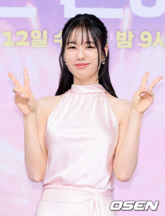 [OSEN=이대선 기자] 5일 오후 서울 목동 SBS에서 SBS 새 수목드라마 ‘키스는 괜히 해서!’(극본 하윤아, 태경민, 연출 김재현, 김현우) 제작발표회가 열렸다.‘키스는 괜히 해서!’는 생계를 위해 애엄마로 위장취업한 싱글녀와 그녀를 사랑하게 된 팀장님의 쌍방 속앓이 로맨스로 오는 12일 오후 9시 첫 방송된다.배우 안은진이 포토타임을 가지고 있다. 2025.11.05 /sunday@osen.co.kr