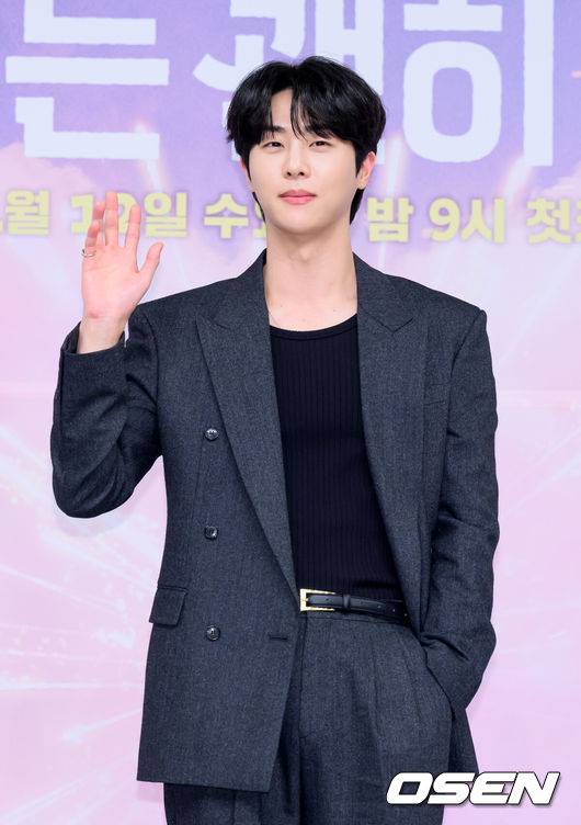 [OSEN=이대선 기자] 5일 오후 서울 목동 SBS에서 SBS&nbsp;새 수목드라마&nbsp;‘키스는 괜히 해서!’(극본 하윤아,&nbsp;태경민, 연출 김재현,&nbsp;김현우) 제작발표회가 열렸다.‘키스는 괜히 해서!’는 생계를 위해 애엄마로 위장취업한 싱글녀와 그녀를 사랑하게 된 팀장님의 쌍방 속앓이 로맨스로 오는 12일 오후&nbsp;9시 첫 방송된다.배우 김무준이 포토타임을 가지고 있다. 2025.11.05 /sunday@osen.co.kr