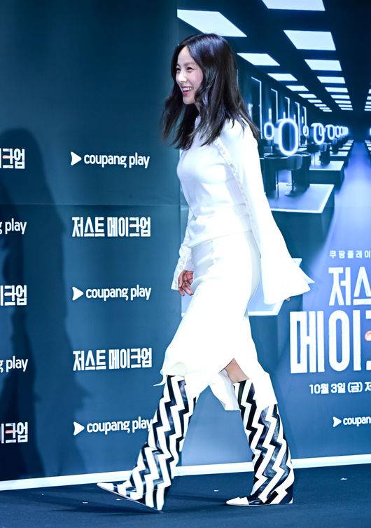 [OSEN=지형준 기자] 1일 오후 서울 광진구 자양동 풀만 앰버서더 서울 이스트폴에서 쿠팡플레이 예능 '저스트 메이크업' 제작발표회가 열렸다.'저스트 메이크업'은 대한민국을 넘어 세계적으로 K-뷰티를 대표하는 메이크업 아티스트들이 자신만의 색깔로 치열하게 맞붙는 초대형 메이크업 서바이벌으로 오는 10월 3일 첫 방송된다.가수 이효리가 포토타임을 하고 있다. 2025.10.01 /jpnews@osen.co.kr