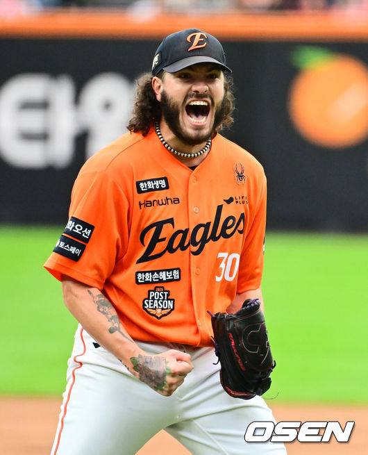 [OSEN=대전, 지형준 기자] 1회 2사에서 한화 폰세가 삼성 구자욱을 삼진 처리하며 포효하고 있다. 2025.10.18 /jpnews@osen.co.kr