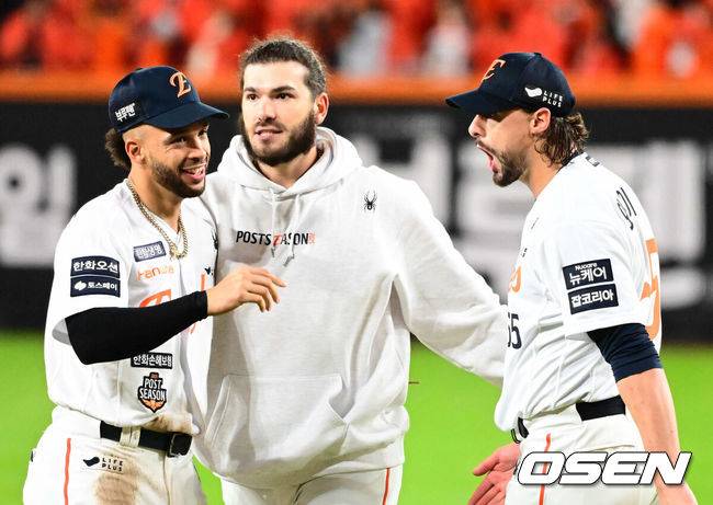 [OSEN=지형준 기자] 한화 리베라토, 폰세, 와이스. 2025.10.24 /jpnews@osen.co.kr