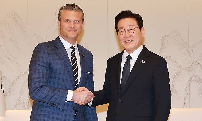 이재명 대통령이 4일 용산 대통령실에서 피트 헤그세스 미 국방부(전쟁부) 장관과 면담 전 악수하고 있다. 연합뉴스