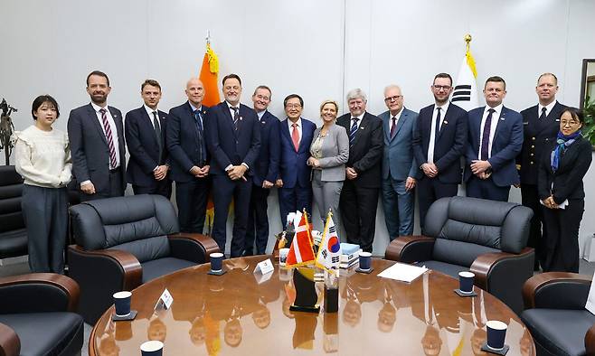 전쟁기념사업회 백승주 회장(가운데)이 4일 서울 용산 전쟁기념관을 방문한&nbsp;덴마크 의회 사절단과 기념촬영을 하고 있다. 전쟁기념사업회 제공