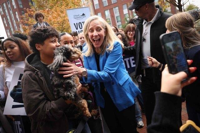 미국 민주당의 버지니아 주지사 후보 애비게일 스팬버거가 3일(현지시간) 버지니아커먼웰스대에서 지지자들과 인사하고 있다. AFP 연합뉴스