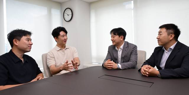 19일 서울 강남구 스틱벤처스에서 AI 투자 VC 심사역들이 대화를 하고 있다. 왼쪽부터 김희진 한국투자파트너스 수석팀장, 최동언 베이스벤처스 수석팀장, 이현석 스틱벤처스 상무, 조진환 미래에셋벤처투자 이사. 성형주 기자