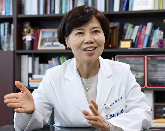 최은화 서울대어린이병원장이 22일 서울 종로구 서울대어린이병원에서 본지와 인터뷰를 갖고 있다. 성형주 기자